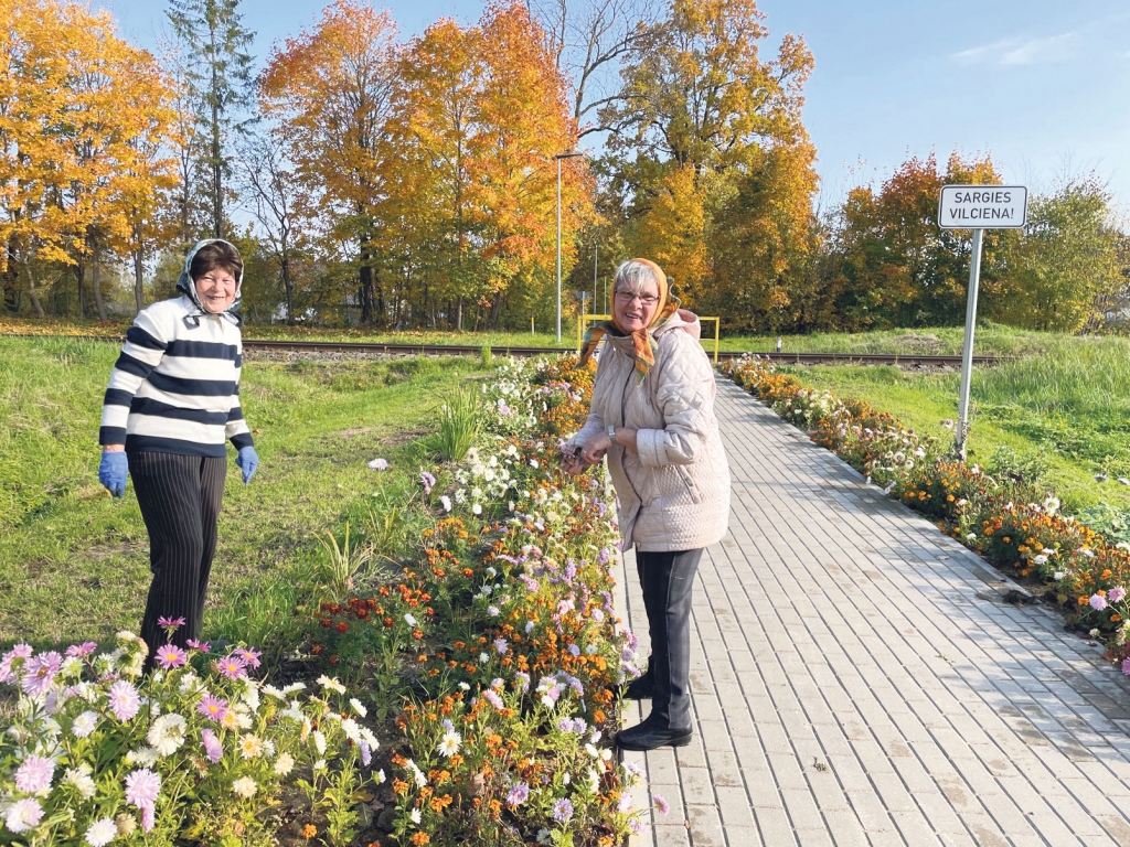 Rūpējas no pavasara līdz vēlam rudenim. Vaira Lielbārde un Ingrīda Ceske lepojas, ka tiek sauktas par Raiņa ielas puķu sievām.
Autors: Diāna Odumiņa