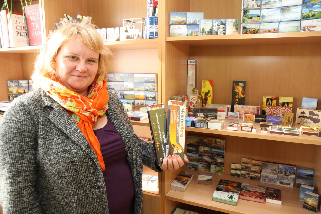 Sērkociņi ir ne tikai praktiska lieta, jo uz to noteikti var paskatīties arī kā uz dizaina priekšmetu. Natālijas Petrovas sakrātās kastītes rotā ļoti daudzveidīgas etiķetes – ir prieks šo bagātību apskatīt.
Autors: Gatis Bogdanovs