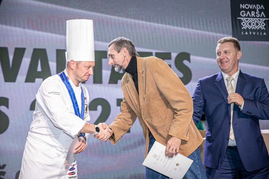 “Novada garšas” labāko produktu konkursa zelta un sudraba medaļas ieguva Rankas biškopis Ivars Lukšo. Noslēguma pasākumā viņam diplomu pasniedza šefpavārs Māris Jansons un LLKC valdes priekšsēdētājs Mārtiņš Cimermanis.
Autors: LLKC