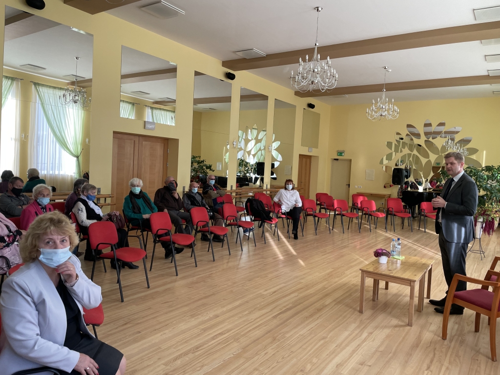 Bija jālieto sejas maskas, Gulbenē 6.oktobrī tiekoties ar labklājības ministru Gati Eglīti. Pie ieejas kultūras centrā    netika pārbaudīts, vai atnākušajiem ir Covid-19 vakcinācijas/izslimošanas sertifikāti. Tobrīd vēl tā varēja. Tagad pasākumus telpās var apmeklēt tikai tie, kuri spēj ar dokumentiem pierādīt savu   atbilstību epidemioloģiskajai drošībai.
Autors: Diāna Odumiņa