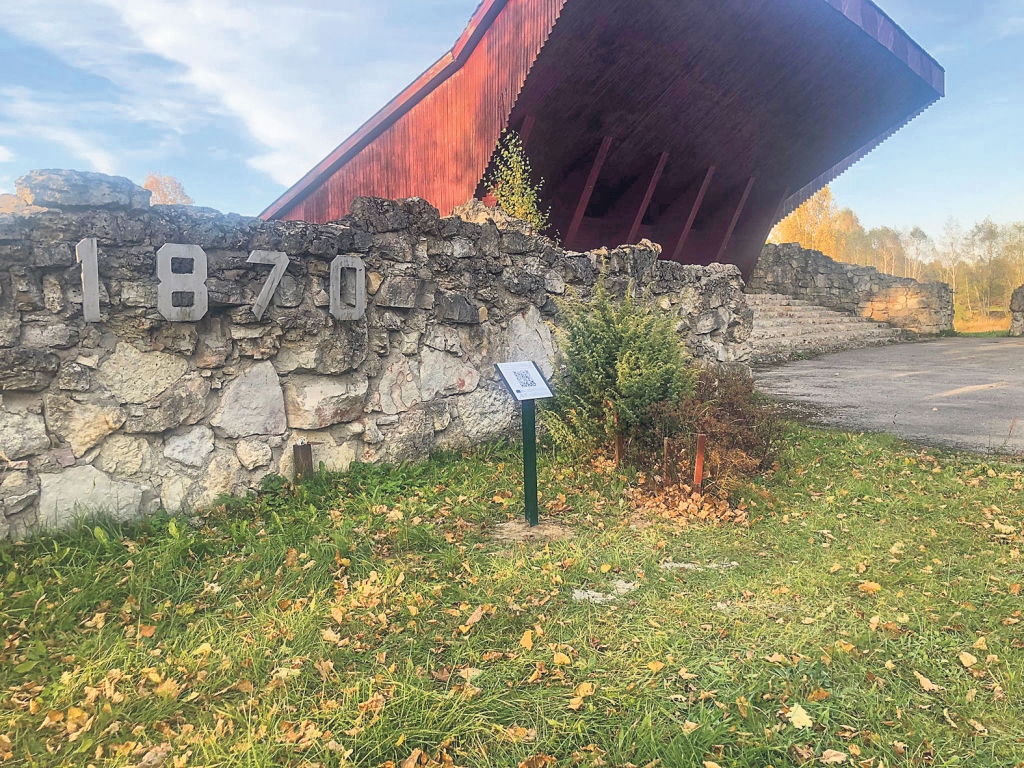 Šādi QR kodi meklējami izziņas takā sešās Tirzā nozīmīgās vietās. Noskenējot savā telefonā QR kodu, ceļotāji varēs uzzināt ko vairāk, piemēram, par Tirzas estrādi.
Autors: Anete Ziepniece