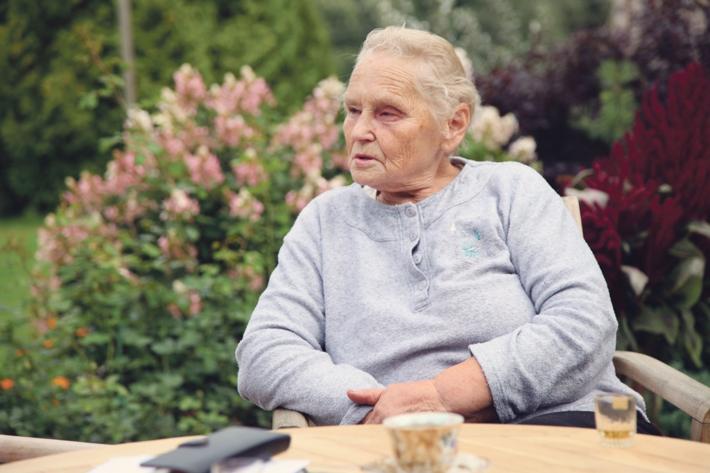 ▲ Līga Babre par savu dzīvi un atmiņām varētu sarakstīt grāmatu. Tiem, kas klausās, viņa labprāt stāsta par to, ko dzīvē pieredzējusi. Piedzīvotie astoņi gadi Sibīrijā viņu nav ne salauzuši, ne padarījuši skarbu. Šodien viņa, mīlestības ieskauta, rosās Mālmuižā, ir gandarīta par apkārt esošajiem mīļajiem ģimenes locekļiem, par skaistajiem ziediem vasarā dārzā un savu pūralādi, kurā liek jaunus cimdu un zeķu pārus.
Autors: Gatis Bogdanovs