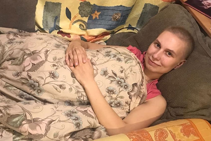 Šobrīd gulbeniete Sabīne Anckina ir mājās kopā ar savu ģimeni, kura dod spēku un vēlēšanos nepadoties slimībai, cīnīties. Priekšā Sabīnei vēl garš un ilgs ārstēšanās periods.
Autors: no personiskā arhīva