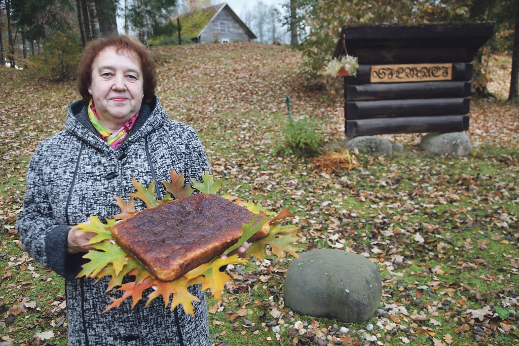 Ar koncertuzvedumu “Tā ir mīlestība” Rīgā, Latviešu biedrības nama Līgo zālē, atcerējās izcilo druvēnieti Jāni Poruku viņa 150. dzimšanas dienā, 13.oktobrī. Druvēnieši uz pasākumu devās, ciemkukulim vedot “Silmaču” saimnieces Sandras Āres cepto “Kukažiņas plāceni” – karašiņu ar ķimenēm. To kopā ar baltām rozēm pasniedza uzveduma dalībniekiem. 
Autors: Gatis Bogdanovs