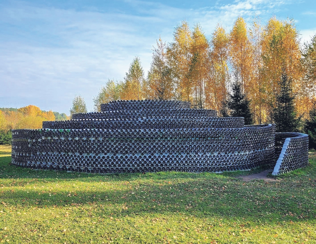 Čakli rosoties, Anna Zīle savā izveidotajā Pudeļu dārzā realizējusi pamatīgu apskates objektu – šampanieša pudeļu labirintu.
Autors: “Facebook.com/pudeludarzs”