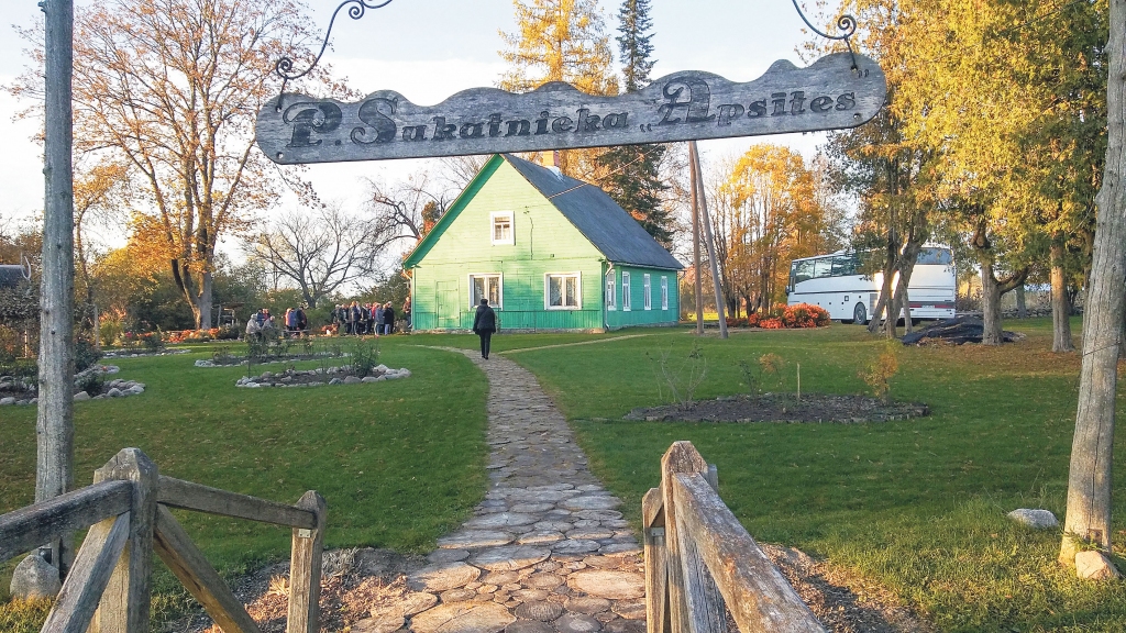 Paula Sukatnieka mājas “Apsītes” pieder pašvaldībai, tajās iekārtots muzejs un var aplūkot vīna popularizēšanas ekspozīciju. 
Autors: Pārsla Konrāde