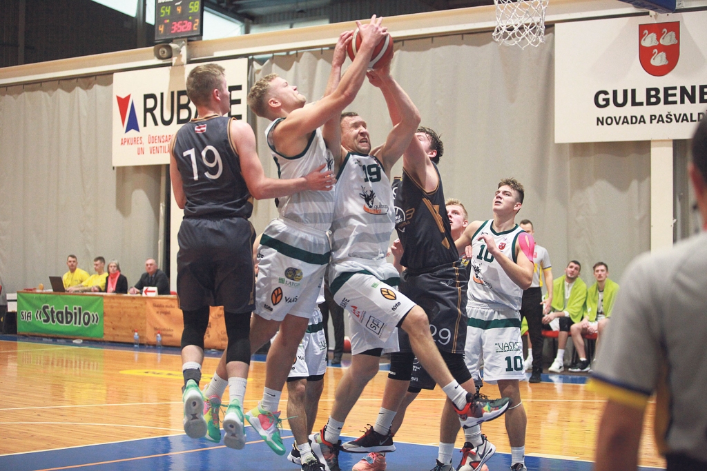 “Gulbenes buki” ceturtās ceturtdaļas beigās tomēr spēja saņemties un burtiski “izplēsa” papildlaiku.
Autors: Gatis Bogdanovs