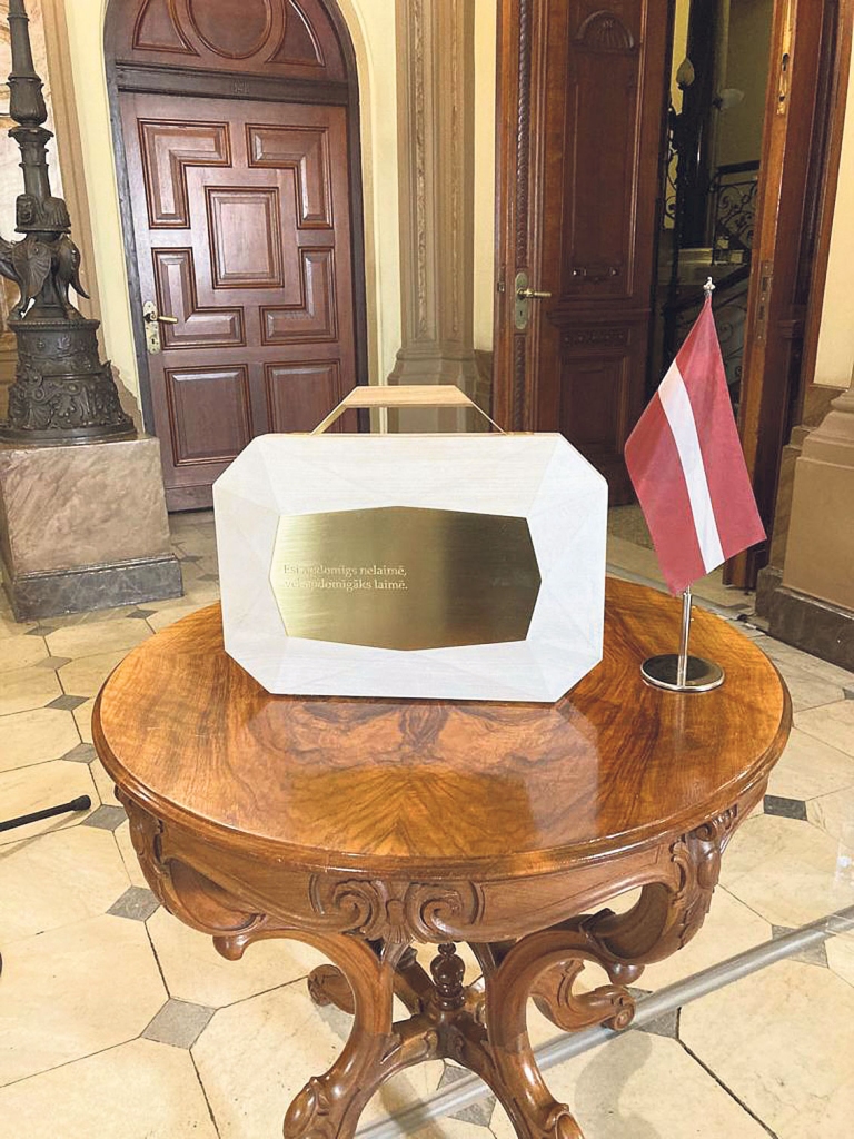 Tēlnieks Ivars Drulle stāsta, ka iekšā portfelī ir daži svarīgi papīri, viss budžeta papīru blāķis tur nav. To nosūta epastā. “Vēl portfelī mēdz ielikt kādu suvenīru jeb simbolisku novēlējumu no ministrijas Saeimai. Šogad suvenīru nelika, jo pats portfeļa fakts jau aizņēma būtisku informācijas apjomu,” skaidro I.Drulle.
Autors: Ivars Drulle