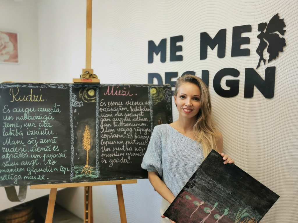 “Šī ir mana darba istaba un reizē arī mūsu mājmācības vieta,” stāsta Ineta Sidorova-Raga. Šīs divas lomas ir viņas dzīves lielā mīlestība – būt kopā ikdienā ar saviem dēliem mācību procesā un rast laiku savam attīstītajam biznesam. Šūšanas pakalpojumi savā izlolotajā uzņēmumā “Me Me Design” ir spēcīgs bērnības hobija turpinājums. “Nevienā skolā šūt neesmu mācījusies, visu apguvu no mammas, kas bija meistare šūšanā. Man tas tik ļoti patika! Pirms deviņiem gadiem es to pārvērtu par savu biznesu,” stāsta četru bērnu mamma.
Autors: Viktorija Slavinska-Kostigova