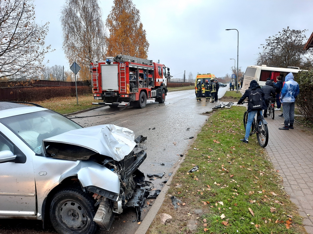 “Dzirkstele” novēroja, ka piektdien avārijā iesaistītā vieglā automašīna bija samērā smagi cietusi, kas varētu liecināt par atļautā braukšanas ātruma pārsniegšanu pilsētā.
Autors: Gatis Bogdanovs