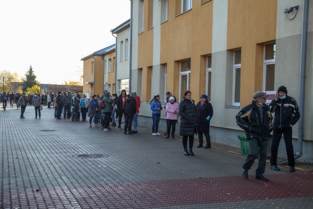 Sestdien pēc “dzīvās rindas” principa Gulbenes slimnīcā iedzīvotāji varēja saņemt vakcīnu pret Covid-19. Lai gan vakcinācija tika uzsākta pulksten 9.00, rindu cilvēki jau ieņēma no pulksten 7.00. Kā novēroja “Dzirkstele”, saņemt vakcīnu bija ieradušies dažāda vecuma cilvēki – gan jaunieši, gan seniori, gan cilvēki darbspējas vecumā. Daudzi, ierodoties uz vakcināciju, bija pārsteigti par garo rindu, savukārt atsevišķas personas bija arī agresīvi noskaņotas, draudot “Dzirkstelei” “izsmērēt” fotoaparātu pret asfaltu.
Autors: Gatis Bogdanovs