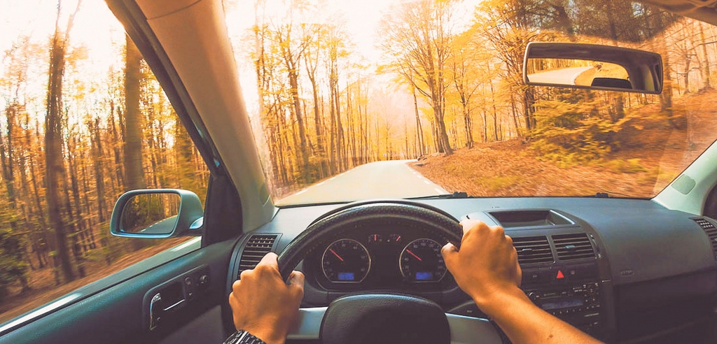 Rudens ir laiks, kad viss mainās ļoti strauji. Lielākā kļūda ir tā, ka rudenī daudzi vēlas braukt tāpat kā vasarā, taču tas vairs nav iespējams. Tāpēc galvenais šajā mainīgajā gadalaikā ir atcerēties braukt prātīgi.
Autors: “GettyImages”