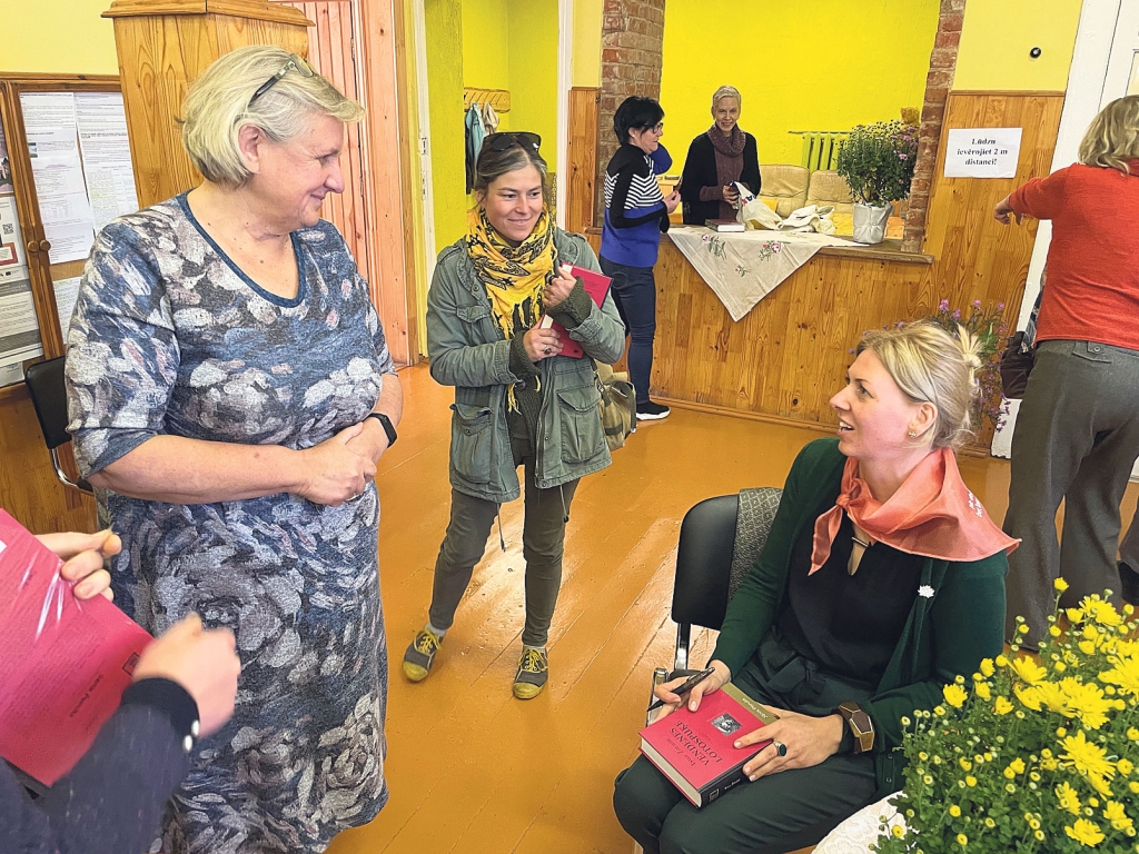 Autogrāfu no rakstnieces Ingas Žoludes (no labās) vēlējās saņemt daudzi, arī Velga Černoglazova (no kreisās) un Herta Pugača.
Autors: Diāna Odumiņa