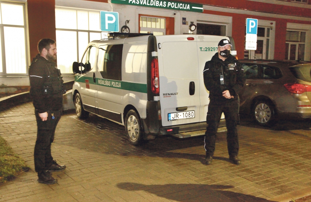 “Dzirkstele” saka paldies Gulbenes novada pašvaldības policijai par atsaucību un iespēju doties kopā patrulēt pilsētas ielās. Pašvaldības policijas darbinieki Alvis Rubenis (no kreisās) un Jānis Liģeris atzīst: sestdienas vakars bija mierīgs.
Autors: Inita Savicka