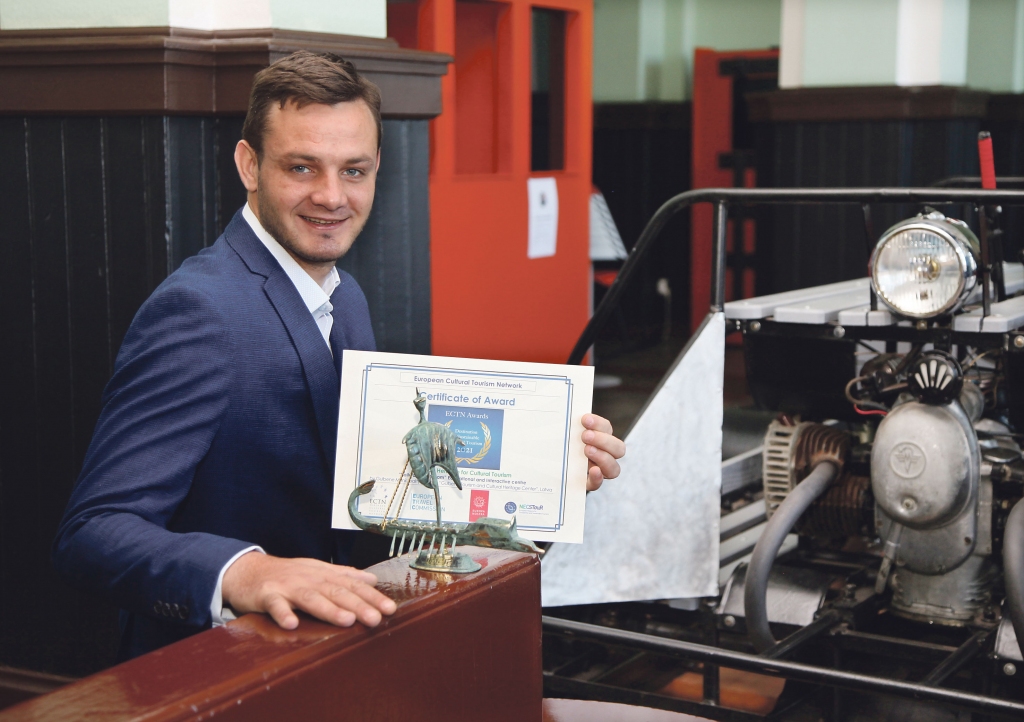 Izglītojošs un interaktīvs centrs “Dzelzceļš un Tvaiks” ir ieguvis galveno balvu Eiropas kultūras tūrisma tīkla apbalvojumu konkursā “Ilgtspējīgs kultūras tūrisma galamērķis” kategorijā “Dzelzceļa mantojums kultūras tūrismā”. Šis apbalvojums ir kā novērtējums Gulbenes novada pašvaldības aģentūras “Gulbenes tūrisma un kultūrvēsturiskā mantojuma centrs” un centra “Dzelzceļš un Tvaiks” kolektīva ieguldītajam darbam industriālā mantojuma saglabāšanā un popularizēšanā. Centra “Dzelzceļš un Tvaiks” vadītājs Aleksandrs Lustiks augsto apbalvojumu parāda arī “Dzirkstelei”.
Autors: Gatis Bogdanovs