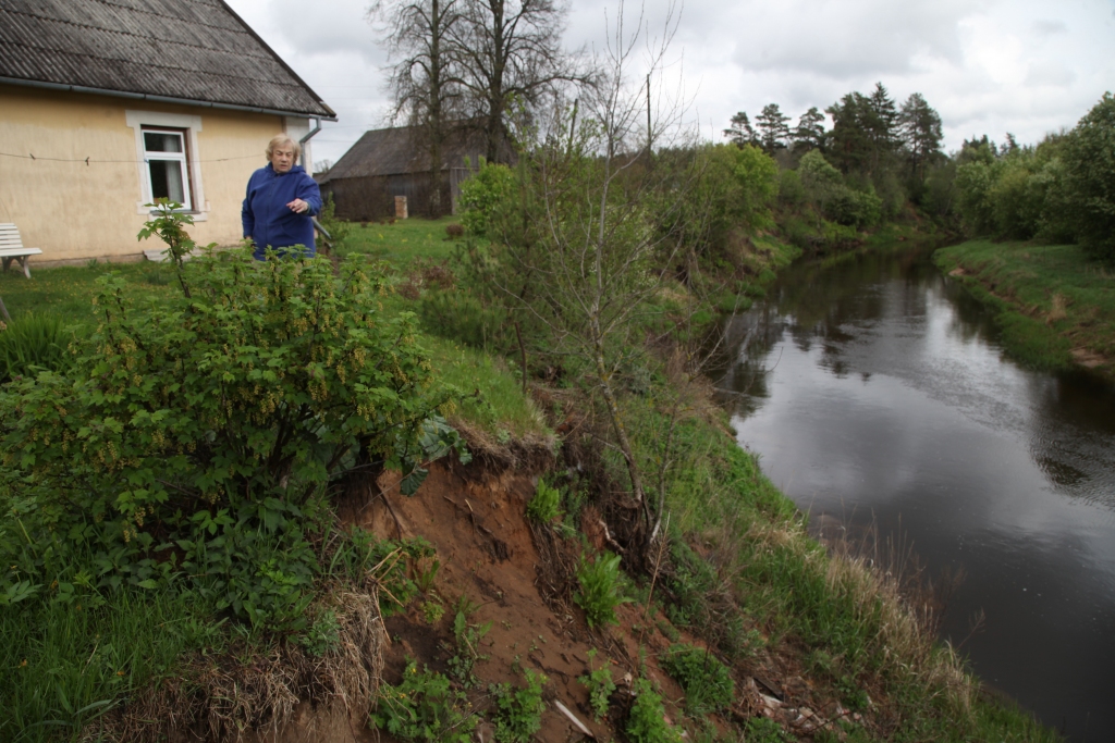 Lejasciemietes Valdas Baltiņas 1907.gadā celtās “Gaujmalnieku” mājas atrodas brūkošā Gaujas krasta malā (2014.gads).
Autors: no 
