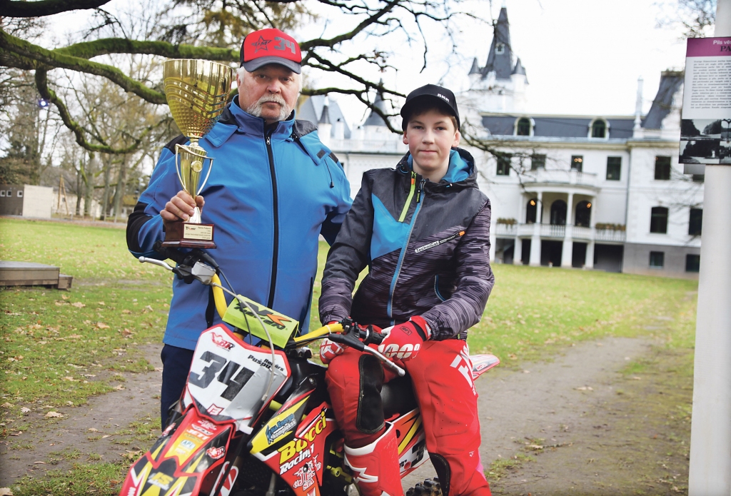 Motobraucēja Reiņa Pušpura no Stāmerienas iedvesmotājs, treneris, mehāniķis, sponsors un galvenais enerģijas avots ir viņa vectēvs Jānis Stradiņš. Abi var  lepoties, jo šī sezona, kura nebija viegla, Reinim ir bijusi veiksmīga. Sīvā cīņā Reinim izdevās izcīnīt Latvijas čempiona titulu – 1.vietu MX Nacionālā kausa sacensībās Mini MX klasē. Šis Reinim ir otrs augstākais novērtējums - čempiona tituls viņa karjerā. Pirmo čempiona titulu Reinis izcīnīja pagājušajā gadā. Reiņa vectēvs “Dzirkstelei” saka, ka Reinis ir drosmīgs puika ar lielu cīņas sparu, kuram ļoti patīk mopēdi tāpat kā viņam. “Esam tikuši galā bez treneriem,” saka Jānis, kurš ar prieku dalās savās zināšanās, palīdzot Reinim kaldināt uzvaras. Arī pats Reinis informāciju par motosportu meklē interneta dzīlēs un daudz ko apgūst arī pašmācības ceļā. 
Autors: Gatis Bogdanovs