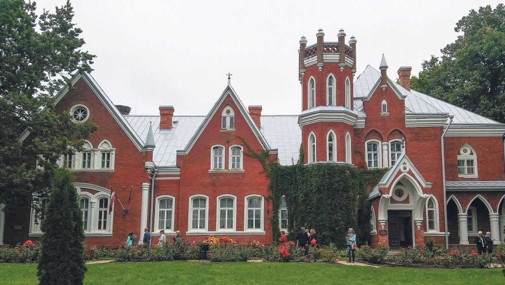 Pievērsiet uzmanību, cik Vecsalienas jeb Červonkas muižas pilij dažādi ir logi!
Autors: Pārsla Konrāde