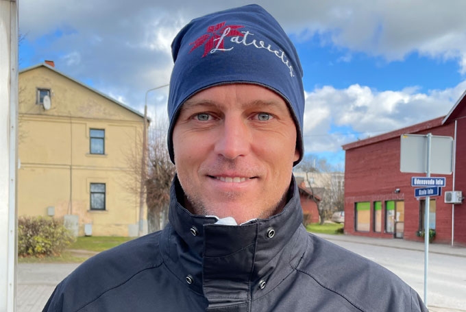 Starta laukums. Un vēl kaut kas vairāk. Pirmā mīlestība. Pirmie soļi sportā. Pirmās sirdssāpes. Tas viss bijušajam “Buku” basketbola komandas spēlētājam Uldim Rudzītim ir bijis un vienmēr būs šeit. Tieši Gulbenē viņš uz visu mūžu par savu talismanu ir izkaldinājis atslēgvārdu – “neslinko”! Tā ir viņa panākumu atslēga.
Autors: Diāna Odumiņa