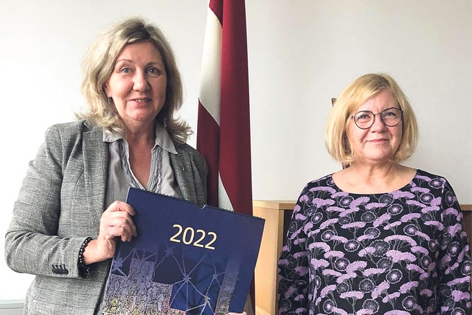 Gulbenes novada vēstures un mākslas muzeja direktore Valda Vorza (no labās) Azerbaidžānā dāvina īpašo “Divu Jūliju” kalendāru Latvijas Republikas vēstniecības Azerbaidžānas Republikā pārstāvniecības vadītāja vietniecei Vijai Bušai.
Autors: Ilze Vanaga