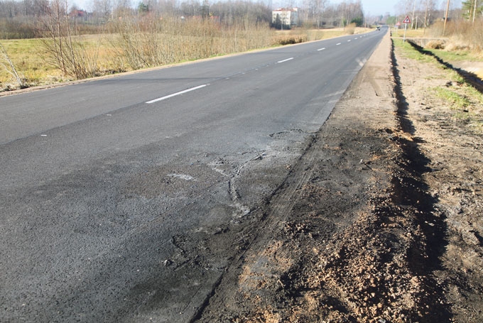 Galgauskas pagastā naktī uz 30.oktobri uz ceļa degusi automašīna, kurā sprāga gāzes balons. Incidentu izraisīja pats automašīnas vadītājs, kuru bija apturējuši Valsts policijas darbinieki. No sprādziena cieta policiste. Ar to spridzinātājam vēl nebija gana. Viņš centās aizdzīt policijas automašīnu, pretojās. Viss beidzās ar vīrieša aizturēšanu. Agrāk viņš nekad nav bijis policijas redzeslokā par likumpārkāpumiem. Tas šo situāciju padara vēl nesaprotamāku. Vīrietim, visticamāk, veiks ekspertīzi, lai noskaidrotu viņa psihisko stāvokli.
Autors: Gatis Bogdanovs
