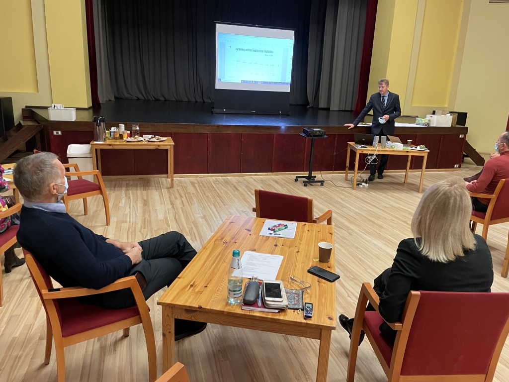 “Virziens uz Rīgu un ārzemēm pagaidām vēl saglabājas” un liela daļa iedzīvotāju raujas prom no Gulbenes novada – teica Andis Caunītis, tiekoties ar diskusijas dalībniekiem. Vienlaikus Gulbenes novads ir vieta, kur daudzi paliek un daudzi vēlas atgriezties.
Autors: Diāna Odumiņa