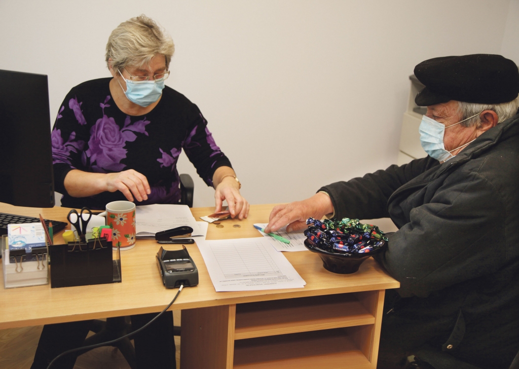 Kopš 4.novembra Līgo pagasta pārvalde strādā jaunās telpās, kas izveidotas kultūras nama ēkā “Jaunstukmaņos”. Pašvaldība var samazināt saimnieciskos izdevumus, bet pagasta iedzīvotāji var apvienot pagasta pārvaldes un bibliotēkas apmeklējumu. Vakar pirmais apmeklētājs jaunajā pārvaldes mājvietā bija Jānis Ceriņš, kurš grāmatvedības uzskaitvedei Vēsmai Elksnei samaksāja par ūdens patēriņu.
Autors: Gatis Bogdanovs