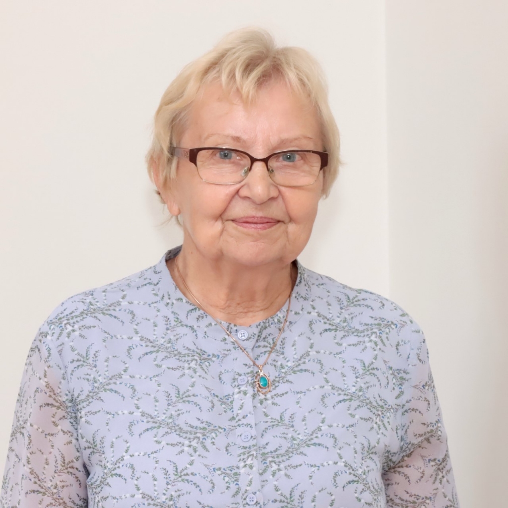 Skaidrīte Lasmane profesionālo mūžu veltījusi ētikas pētījumiem. Filozofijas doktore, Latvijas Universitātes emeritētā profesore. Pētījumi ētikā, filozofijā, filozofiskajā kultūrā, literatūrfilozofijā. Docējusi studiju kursus ētikā, komunikācijas ētikā, kultūras teorijā un filozofijā u.c. Latvijas Mediju ētikas padomes locekle.
Autors: Jānis Brencis