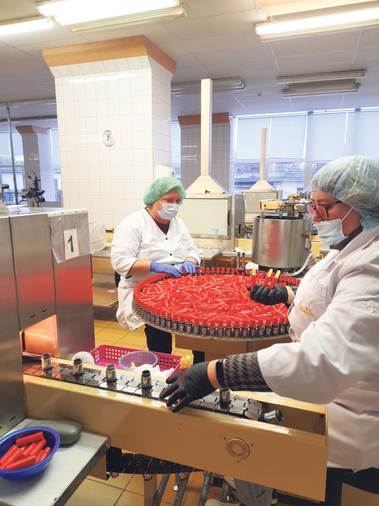 “Dzirkstelei” bija iespēja ielūkoties lūpu balzama ražošanas un fasēšanas procesā. Darbinieces demonstrēja, kā tiek pildītas lūpu balzama tūbiņas.
Autors: Inita Savicka