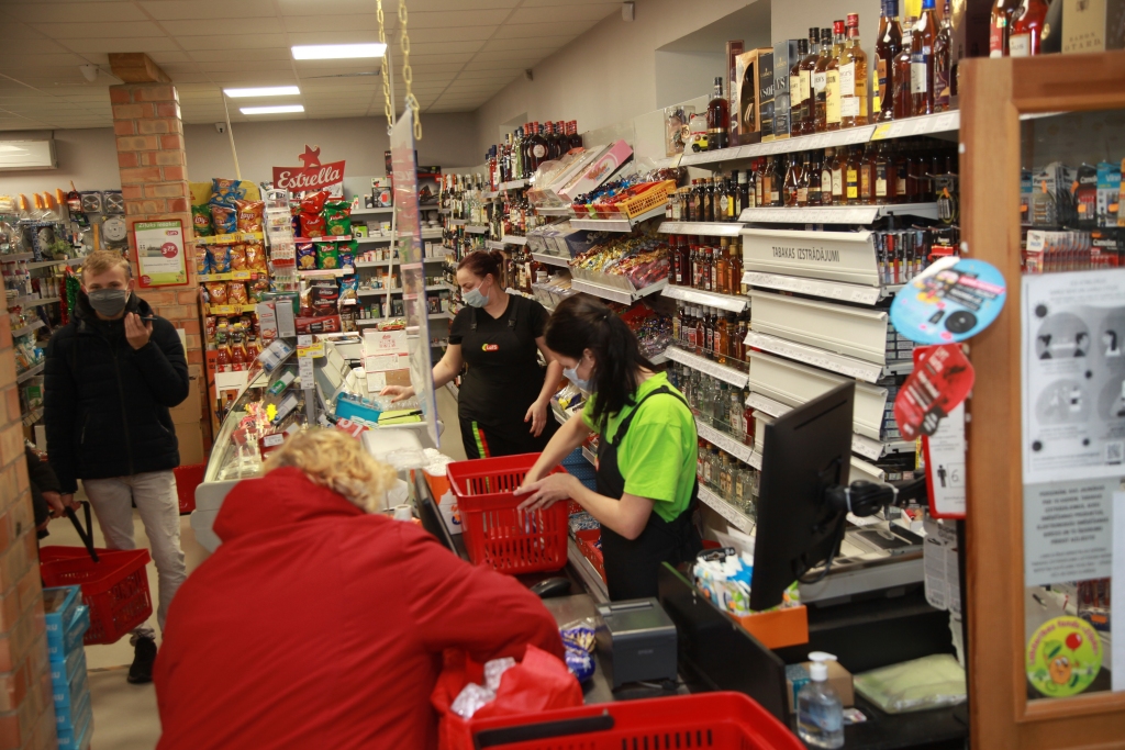 “LaTS” veikalā Jaungulbenē visi darbinieki ir vakcinēti pret Covid-19, arī pārdevēja Jolanta Stoļarova.
Autors: Gatis Bogdanovs