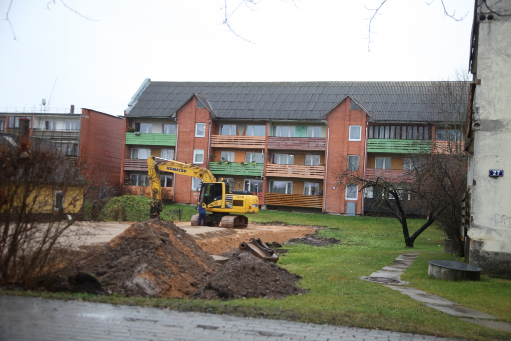 Aktīvu rosību novembra dienās gulbenieši ir novērojuši Rīgas ielā 23a. Daudziem radies jautājums, kas to dara un kādam nolūkam. Noskaidrots – top laukums uz firmai piederošas zemes šīs firmas iekšējām vajadzībām.
Autors: Gatis Bogdanovs