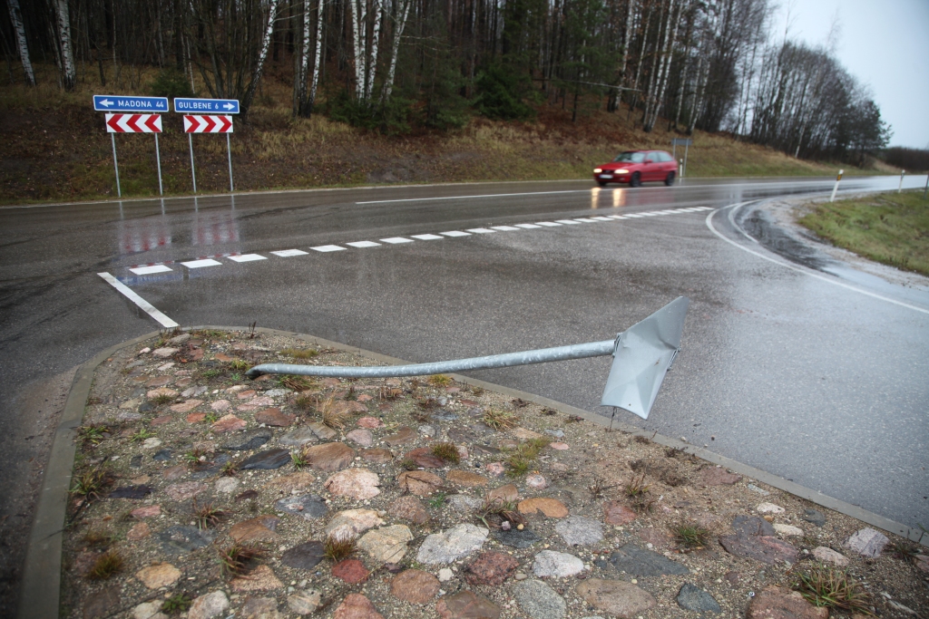 Nedēļas sākumā ceļa zīme uz ceļa Gulbene-Madona pretī Kapukalnam izskatījās šādi.
Autors: Gatis Bogdanovs