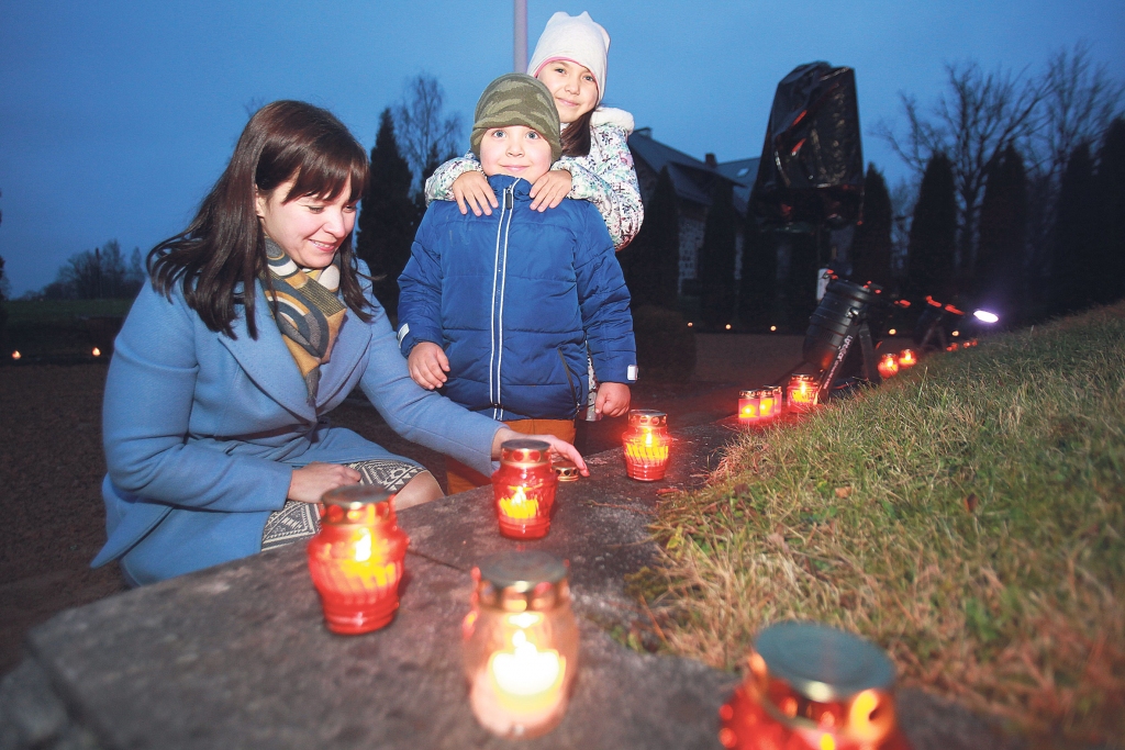 Arī šogad Covid-19 pandēmijas dēļ kopīgs Lāčplēša dienas gājiens vakar, 11.novembrī, Gulbenē nenotika, bet nāca ģimenes ar bērniem, draugi, kā arī cilvēki ieradās pa vienam, lai pie pieminekļa par Latvijas brīvību kritušajiem Gulbenes draudzes locekļiem noliktu gan ziedus, gan aizdegtas sveces. Šī diena Gulbenē vienmēr kopā ir pulcinājusi ģimenes, draugus, kolēģus tieši vakara stundā. “Dzirkstele” novēroja, ka šogad Lāčplēša diena pagāja vēl klusāk, jo jau no pulksten 20.00 ikvienam jāievēro mājsēde. Aizsardzības ministrs Artis Pabriks uzsver: “Ir jāapzinās, ka Lāčplēša diena ir domāta ne vien piemiņai, bet arī svētkiem. Latviešu tautai pierasts bieži sērot. Jā, 11.novembrī mēs pieminam kritušos, bet jāatceras, ka šajā dienā mums ir arī jāsvin, jo uzvarējām pretinieku, godinājām valsti. Mēs ne tikai pastāvam, bet arī panākam lietas.”
Autors: Gatis Bogdanovs
