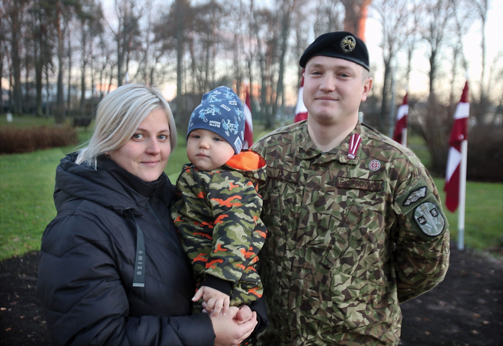 Eināra Kuprovska sirdī Latvija ieņem īpašu vietu. Viņš lepojas, ka ir latvietis un dzīvo Latvijā. Par patriotismu viņš skaļi nemēdz runāt, bet pierāda to ar saviem darbiem, jo jau vairākus gadus dienē Nacionālajos bruņotajos spēkos un ir gatavs jebkurā mirklī aizstāvēt savu dzimteni, tautu un ģimeni. Viņa dzīvesbiedre Mairita arī lepojas būt latviete. Abi bija vienisprātis savam dēliņam dot vislatviskāko vārdu – Jānis.
Autors: Gatis Bogdanovs