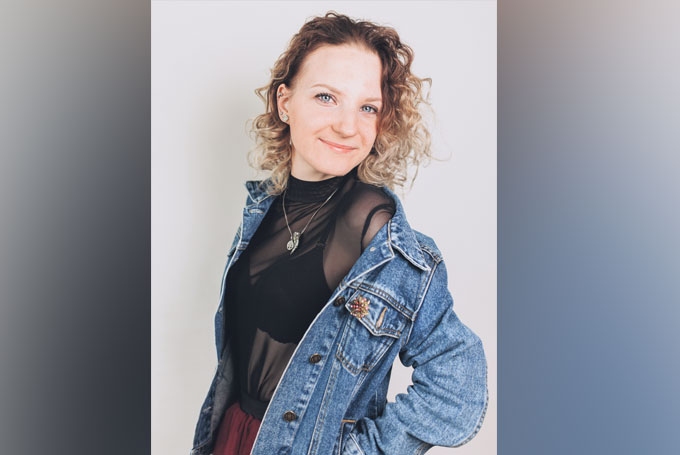 Jaunās literātes Karīnas Šternas “Facebook” profilā ierakstīts: “Jūsu haoss ir mans fraktālis.” Tas ļoti raksturo viņas uztveri. Viņa saka: “Tam ir doma, lai arī kāds haoss un smagums valdītu apkārt, es tajā redzu skaistumu un varu jūsu haosu pārvērst šajā ģeometriskajā figūrā.”
Autors: Kristīne Gičevska