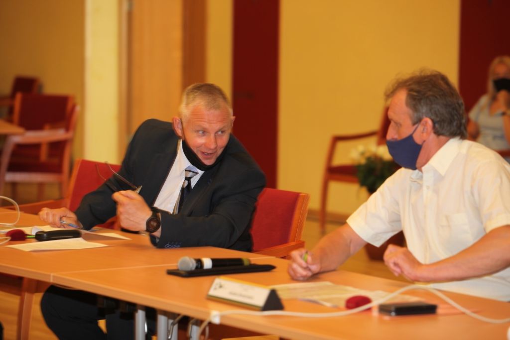 No 15 Gulbenes novada deputātiem pēdējie vakcināciju pret Covid-19 ir uzsākuši Atis Jencītis (no kreisās) un Ainārs Brezinskis. Šobrīd viņi nevar piedalīties novada domes darbā. Kad būs iegūts vakcinācijas sertifikāts, abi deputāti atgriezīsies domē.
Autors: no “Dzirksteles” arhīva