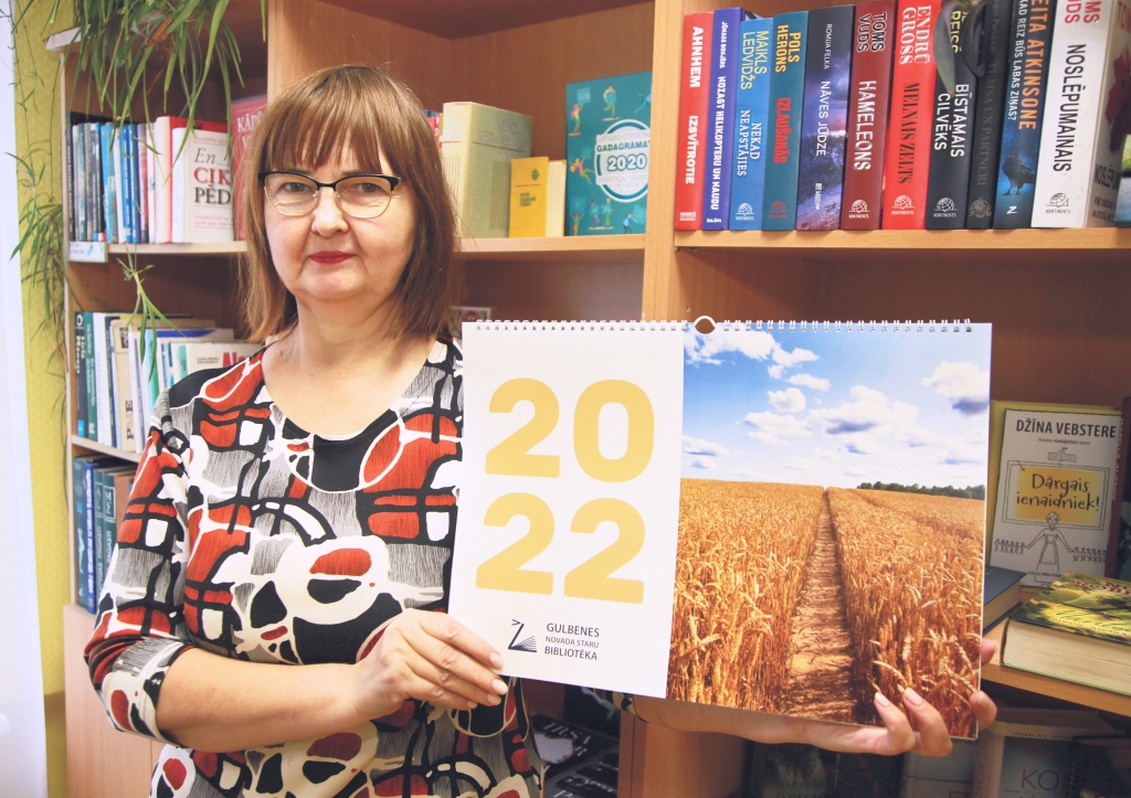 Staru bibliotēkas vadītāja Sarmīte Stupāne priecājas, ka viņas iecere par Daukstu pagasta 2022.gada kalendāru ir guvusi atbalstu. Vienu kalendāra eksemplāru viņa uzdāvināja arī “Dzirkstelei”.
Autors: Gatis Bogdanovs