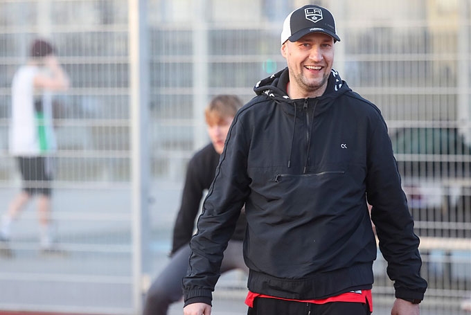 Gulbenē pavadīto laiku, spēlējot “Gulbenes Bukos”, Raimonds Feldmanis atceras kā lielisku dzīves posmu, kad vietējos cilvēkos ieraudzījis gan patriotismu, gan spēju būt disciplinētiem. Viņš ir pārliecināts, ka katram ir svarīgi apzināties, no kurienes viņš nāk.
Autors: no personiskā arhīva