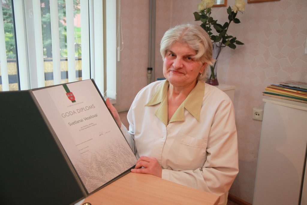 “Negaidīti. Nedomāju, ka esmu tas cilvēks, kas tādu ir pelnījis. Es vienkārši strādāju,” pieticīgi par Goda diplomu saka Stradu pagasta feldšere Svetlana Veselova.
Autors: Gatis Bogdanovs