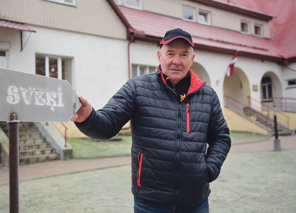 Sveķu pamatskolas saimniecības vadītājs Aivars Jaunzems secina, ka darbs skolā neļauj novecot. Viņam netrūkst enerģijas darīt vairāk nekā nepieciešams.
Autors: Gatis Bogdanovs