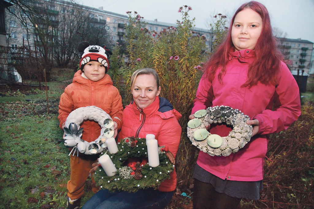 Priecājoties par šonedēļ pirmo uzsnigušo sniegu, pirmo adventi gaida arī gulbeniete Inese Riekstiņa ar abiem bērniem – Elizabeti (10) un Haraldu (6). Viņa jau daudzus gadus gatavo adventes vainagus. Lai arī lasīts, ka pēc senajām tradīcijām, adventes vainagā ir jābūt piecām svecēm – trīs violetā, vienai rozā un vienai baltā krāsā, Inese sev un citiem gatavo ar ierastajām četrām svecēm. Krāsas un materiāli gan ir visdažādākie – skujas, čiekuri, jūras smiltis, gliemežvāki, avīzes un pirms pāris gadiem vainagā pat nonākušas auto sveces un skrūves. Ineses ģimene vēl visiem – priecīgu svētku gaidīšanas laiku!
Autors: Gatis Bogdanovs