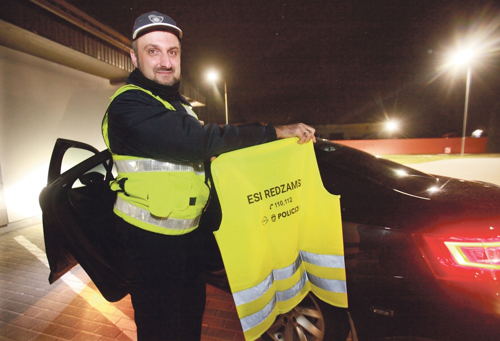 Satiksmes uzraudzības rotas vecākais inspektors Viesturs Ronis uzsver, ka atstarojošā veste tumšo gājēju padara daudzas reizes redzamāku.
Autors: Gatis Bogdanovs
