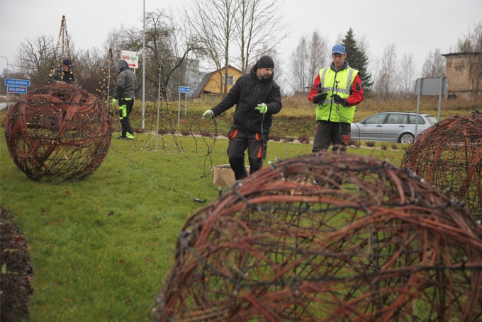 Gulbene pakāpeniski tiek ietērpta Ziemassvētku rotā. Svētku dekorus vakar izvietoja rotācijas aplī. 
Autors: Gatis Bogdanovs