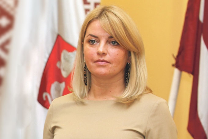 Aiziet ar pretenzijām. Lienīte Reinsone-Leišavniece pēdējā brīdī ir mainījusi formulējumu savai vēlmei pamest izpilddirektores amatu Gulbenes novada pašvaldībā. Viņa dodas prom, jo neuzskata par iespējamu turpināt darbu Anda Caunīša vadībā.
Autors: no “Dzirksteles” arhīva