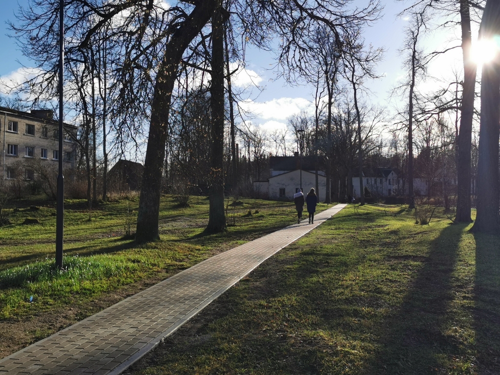 Zābaki un kurpes vairs nepaliek dubļaini – jaungulbenieši priecīgi par bruģi 96 metru garumā. Darbus veica SIA “Vidzemes būvnieks”. Pašvaldības finansējums – gandrīz 8000 eiro.
Autors: Viktorija Slavinska-Kostigova