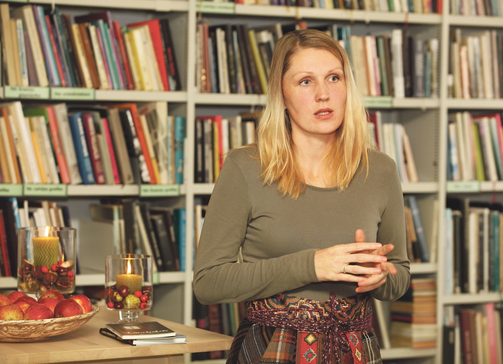 Rakstniece, kura ilgi nespēj uzturēties “četrās sienās”. Viņai vajag būt cilvēkos, būt mijiedarbībā. Cilvēki ir Lauras Vinogradovas iedvesmas avots. Tieši tāpēc oktobra sākumā rakstniece bija Gulbenē, lai tiktos ar šejieniešiem, stāstītu un atbildētu uz jautājumiem.
Autors: Gatis Bogdanovs