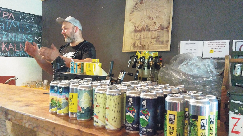 Pie “IndieJāņa” vari justies brīvi. Viss ir vienkārši un reizē arī stilīgi. Alum tas piestāv.
Autors: Pārsla Konrāde