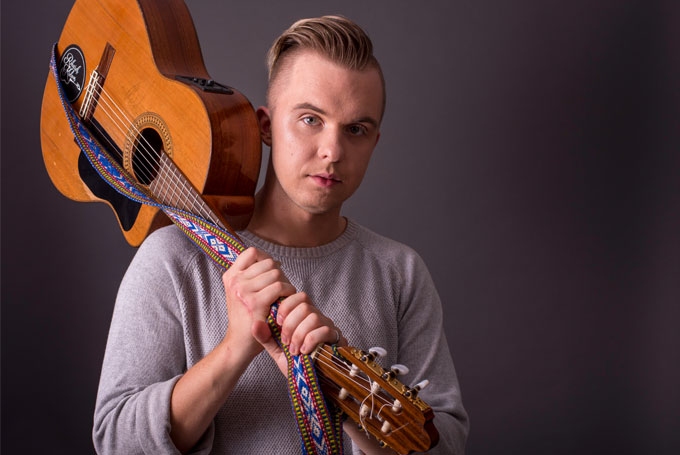 “Dzīve ir kā mūzika 
un kā liels koncerts. Galvenais, lai tu pats gūsti prieku no tā! Nebaidies darīt to, ko vēlies un sapņot lielus sapņus! Viss ir iespējams, ja tici sev, saviem spēkiem un brīnumam,” tā novēl ģitārists Rihards Krilovs.
Autors: Harry Harrison