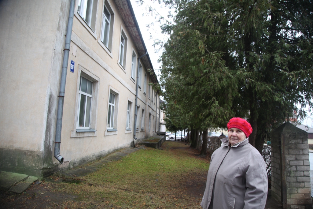 Ārija Castrova “Dzirkstelei” rāda un vaicā, ko darīt, ja tūjas aizsedz logus, un īpaši šajā drūmajā laikā istabās ir pavisam tumšs.
Autors: Gatis Bogdanovs