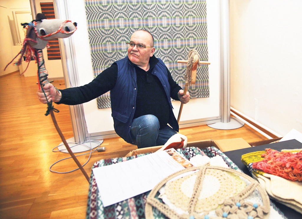 Gulbenes novada vēstures un mākslās muzeja mākslinieks Ivars Vecāns iekārto izstādi, ko atklās 9.decembrī. Šobrīd skatāma arī izstāde “Māla un piparkūku smarža”, kurā aplūkojami Ingrīdas Magones keramikas darbi.
Autors: Gatis Bogdanovs